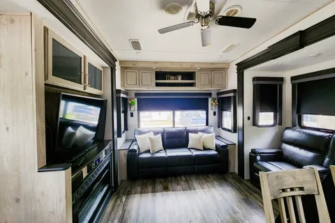 Keystone Avalanche - Fully Equipped Luxury 5th Wheel