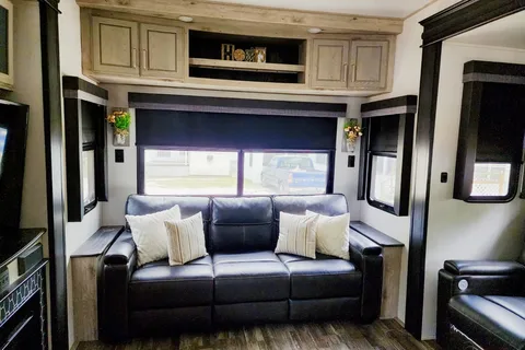 Keystone Avalanche - Fully Equipped Luxury 5th Wheel