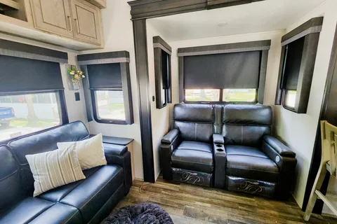 Keystone Avalanche - Fully Equipped Luxury 5th Wheel