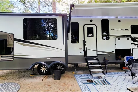 Keystone Avalanche - Fully Equipped Luxury 5th Wheel