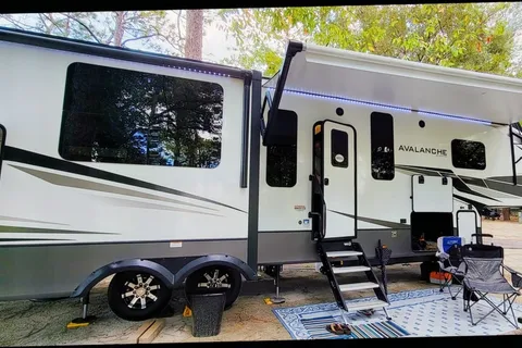 Keystone Avalanche - Fully Equipped Luxury 5th Wheel