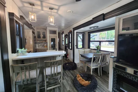 Keystone Avalanche - Fully Equipped Luxury 5th Wheel