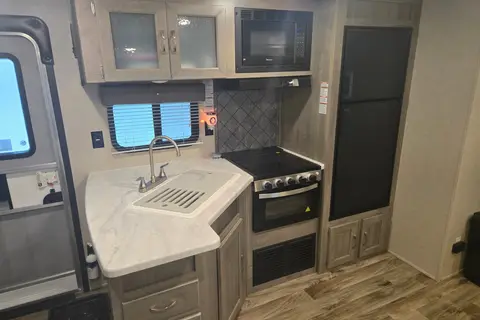 Laver's Palomino PUMA XLE LITE Travel Trailer