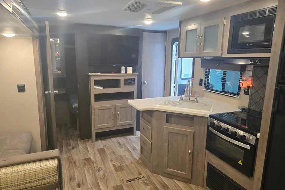 Laver's Palomino PUMA XLE LITE Travel Trailer