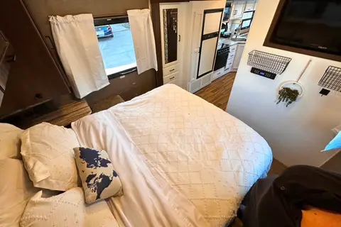 Renovated RV - WiFi, Pets, Off-Grid Friendly, Towing, 24/7 Support, Near Airport