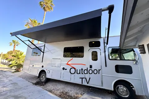 Renovated RV - WiFi, Pets, Off-Grid Friendly, Towing, 24/7 Support, Near Airport