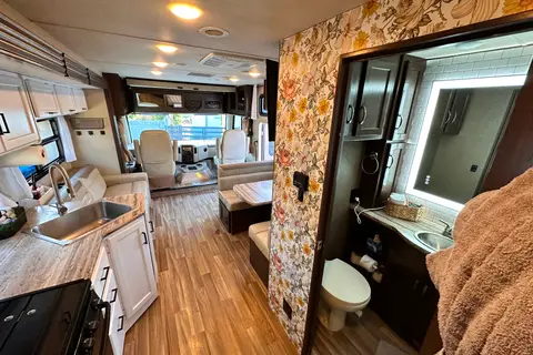 Renovated RV - WiFi, Pets, Off-Grid Friendly, Towing, 24/7 Support, Near Airport