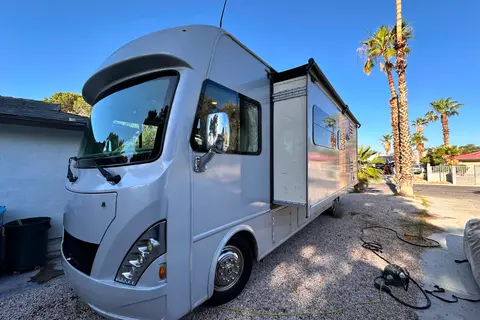 Renovated RV - WiFi, Pets, Off-Grid Friendly, Towing, 24/7 Support, Near Airport