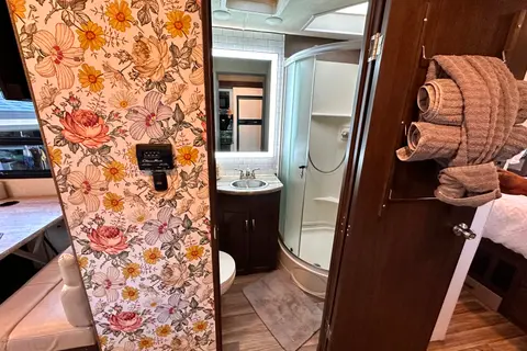 Renovated RV - WiFi, Pets, Off-Grid Friendly, Towing, 24/7 Support, Near Airport