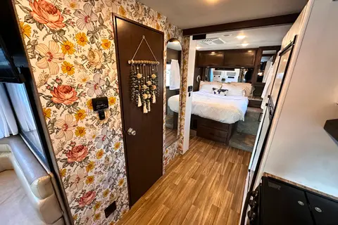Renovated RV - WiFi, Pets, Off-Grid Friendly, Towing, 24/7 Support, Near Airport