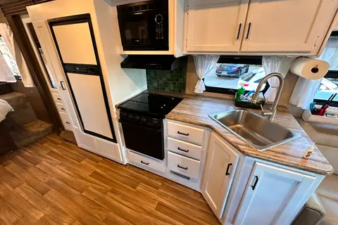 Renovated RV - WiFi, Pets, Off-Grid Friendly, Towing, 24/7 Support, Near Airport