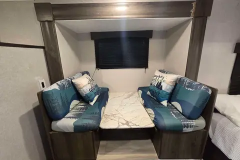 2021 Viking 2  BHS 1-Slide ultra lite Vacation on Wheels