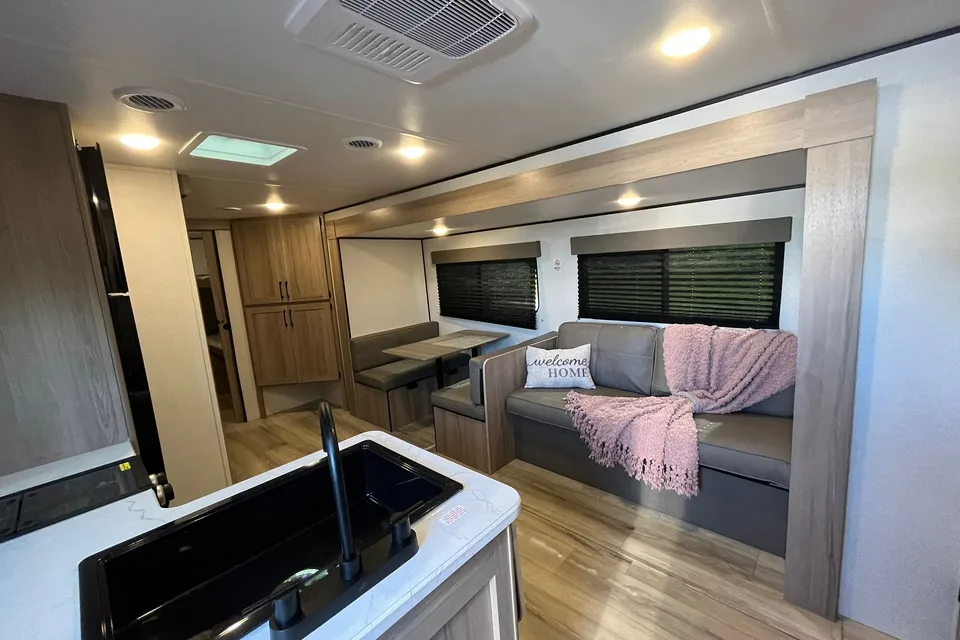 Coleman 27B CM 27 B25 Travel Trailer CL 33