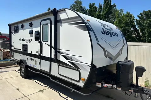 Cozy Camper for Couples & Kids | Easy to Tow!