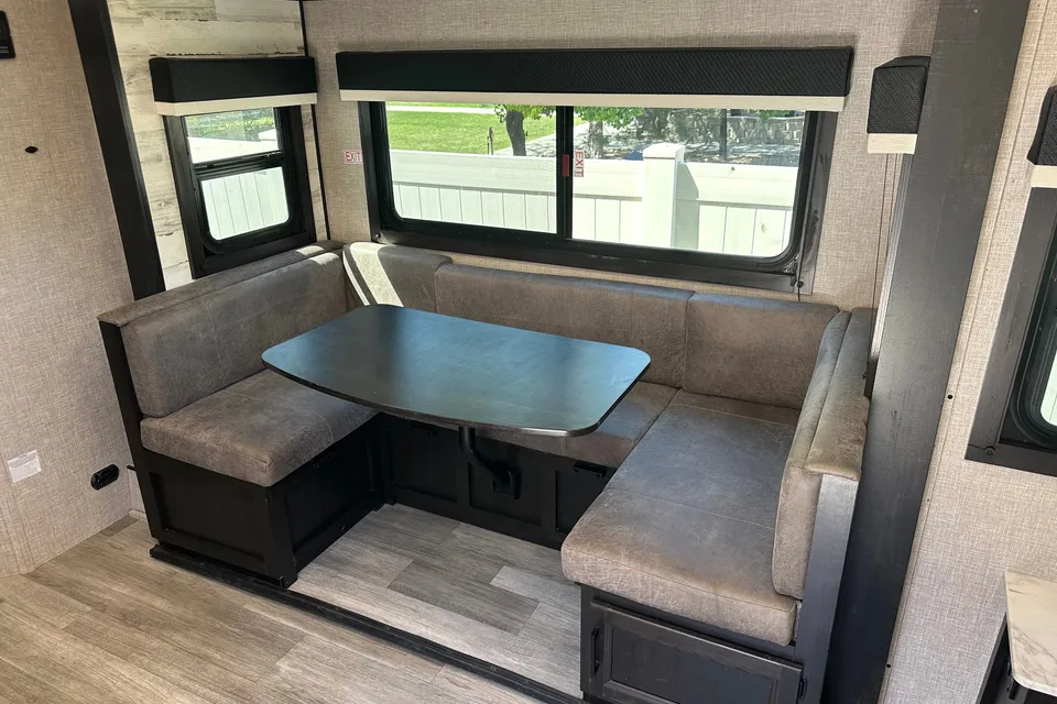 Cozy Camper for Couples & Kids | Easy to Tow!