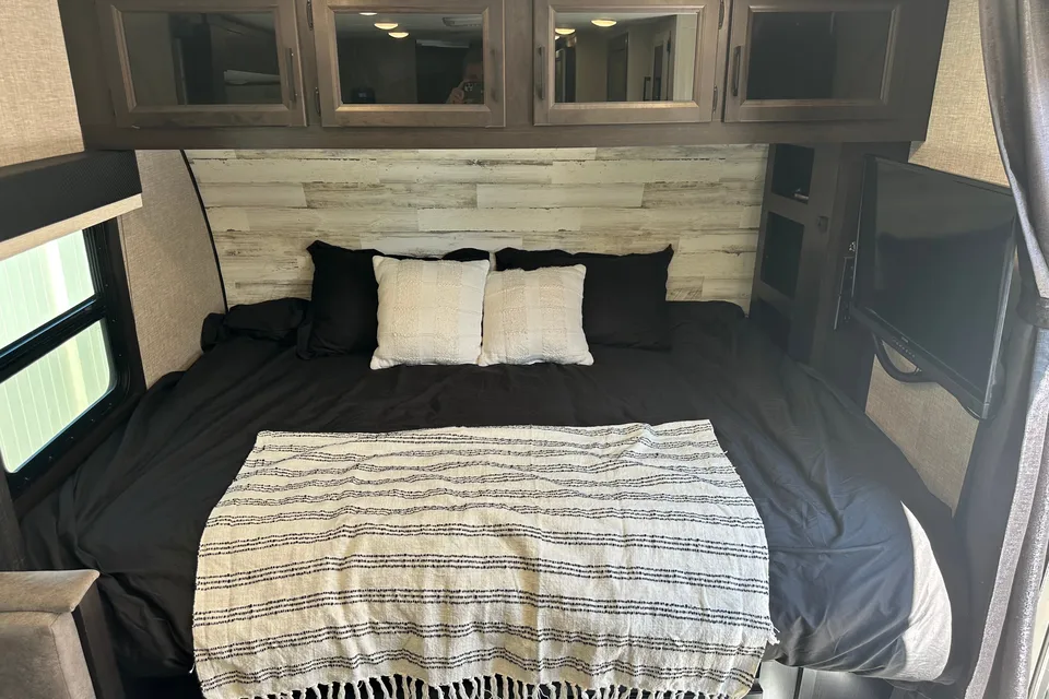 Cozy Camper for Couples & Kids | Easy to Tow!