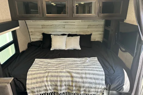 Cozy Camper for Couples & Kids | Easy to Tow!