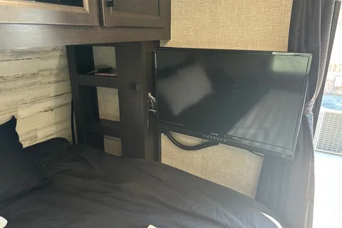 Cozy Camper for Couples & Kids | Easy to Tow!