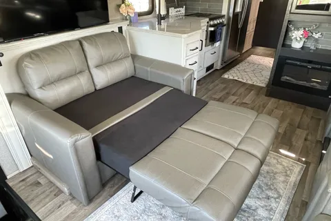 Lee's Jayco Precept Class A