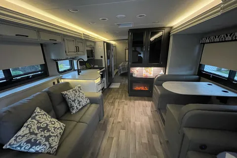 Lee's Jayco Precept Class A
