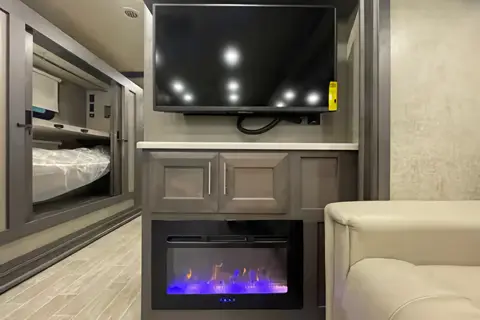 East FL: 2022 Thor-Master Suite, 2 Full Baths & Bunk Beds