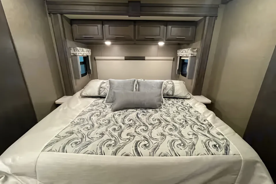 East FL: 2022 Thor-Master Suite, 2 Full Baths & Bunk Beds