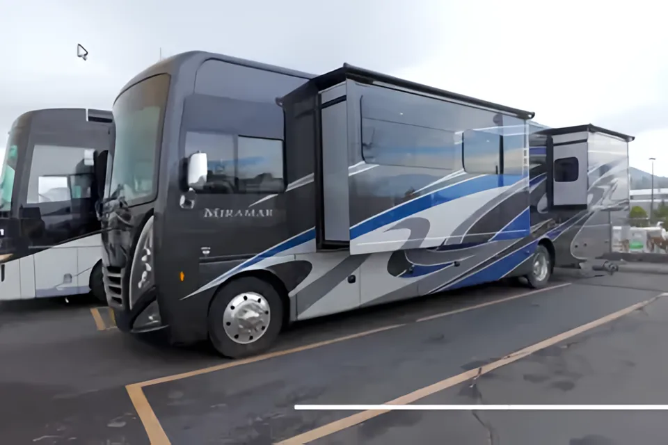East FL: 2022 Thor-Master Suite, 2 Full Baths & Bunk Beds