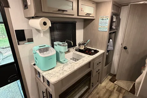 Portable Airbnb\2024 Coleman RV Camper (Sleeps 4)