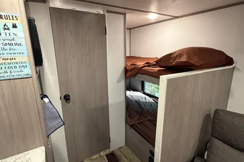 Portable Airbnb\2024 Coleman RV Camper (Sleeps 4)