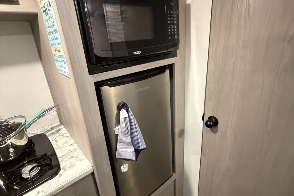 Portable Airbnb\2024 Coleman RV Camper (Sleeps 4)