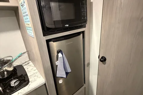 Portable Airbnb\2024 Coleman RV Camper (Sleeps 4)