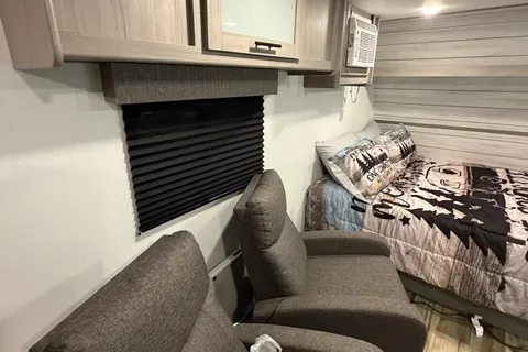 Portable Airbnb\2024 Coleman RV Camper (Sleeps 4)