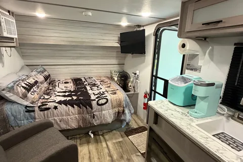 Portable Airbnb\2024 Coleman RV Camper (Sleeps 4)
