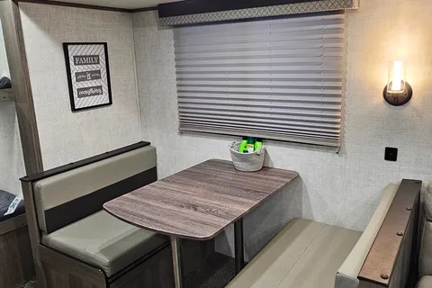 The Grand River Retreat | Sleeps 8 | Delivery Available
