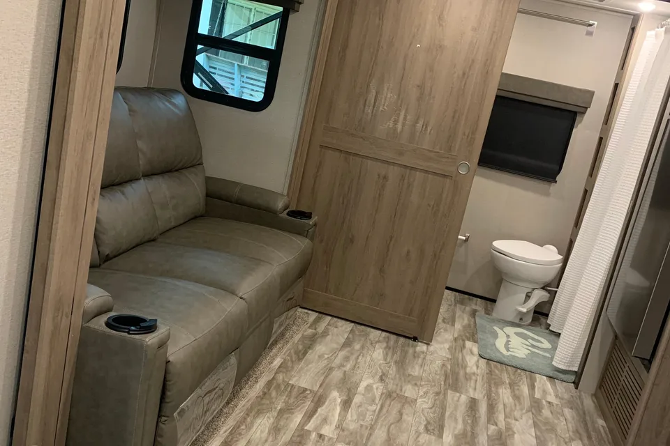 2022 Grand Design Imagine XLS Camper Rental