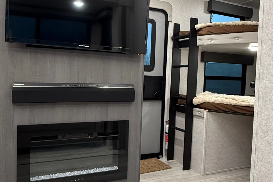 "Monorail A" East to West Alta 2800KBH Travel Trailer