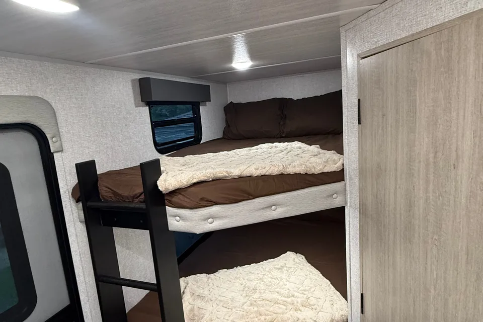 "Monorail A" East to West Alta 2800KBH Travel Trailer