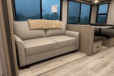"Monorail A" East to West Alta 2800KBH Travel Trailer