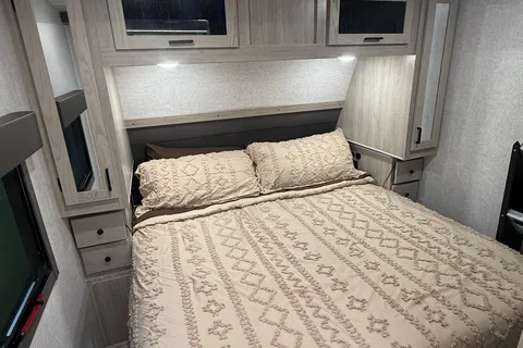 "Monorail A" East to West Alta 2800KBH Travel Trailer