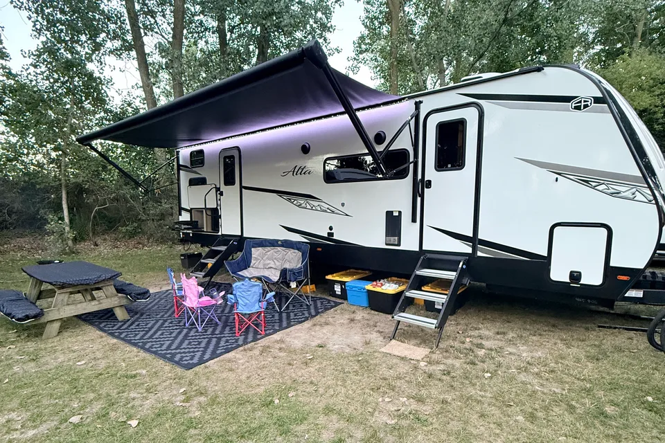 "Monorail A" East to West Alta 2800KBH Travel Trailer