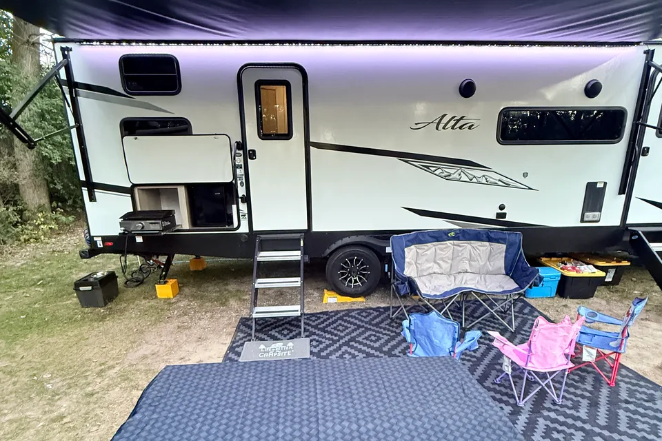 "Monorail A" East to West Alta 2800KBH Travel Trailer