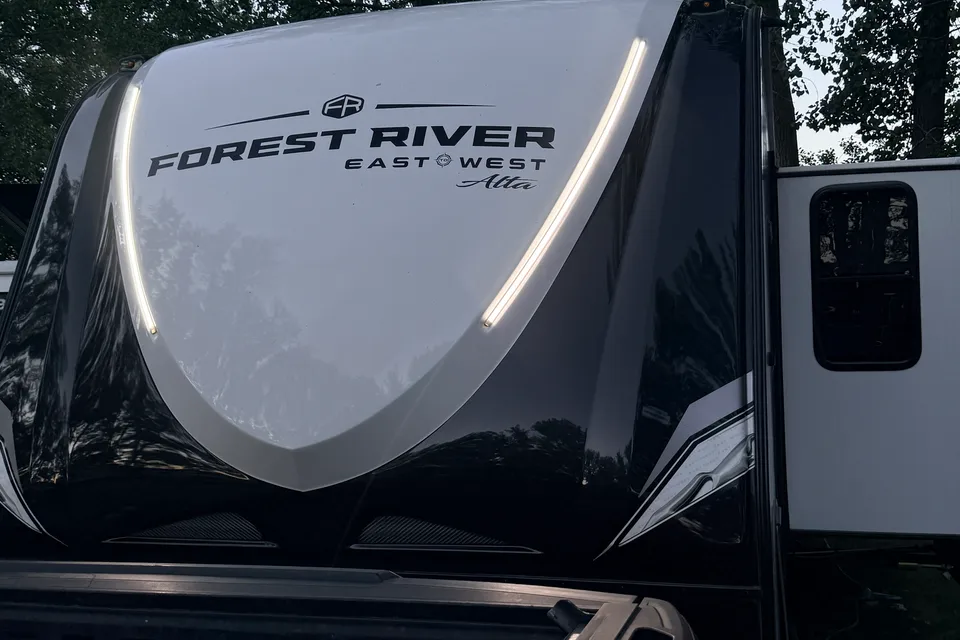 "Monorail A" East to West Alta 2800KBH Travel Trailer
