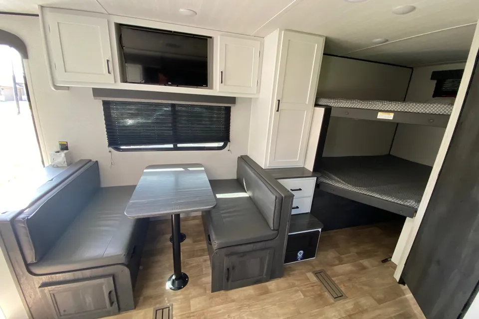 Scott's Keystone 25bhs Travel Trailer