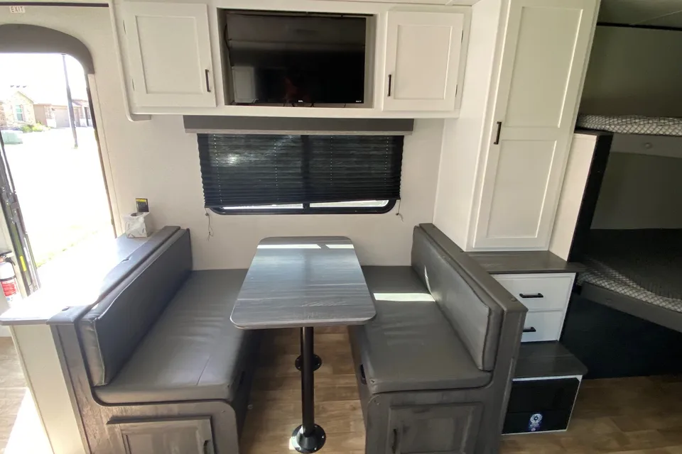 Scott's Keystone 25bhs Travel Trailer