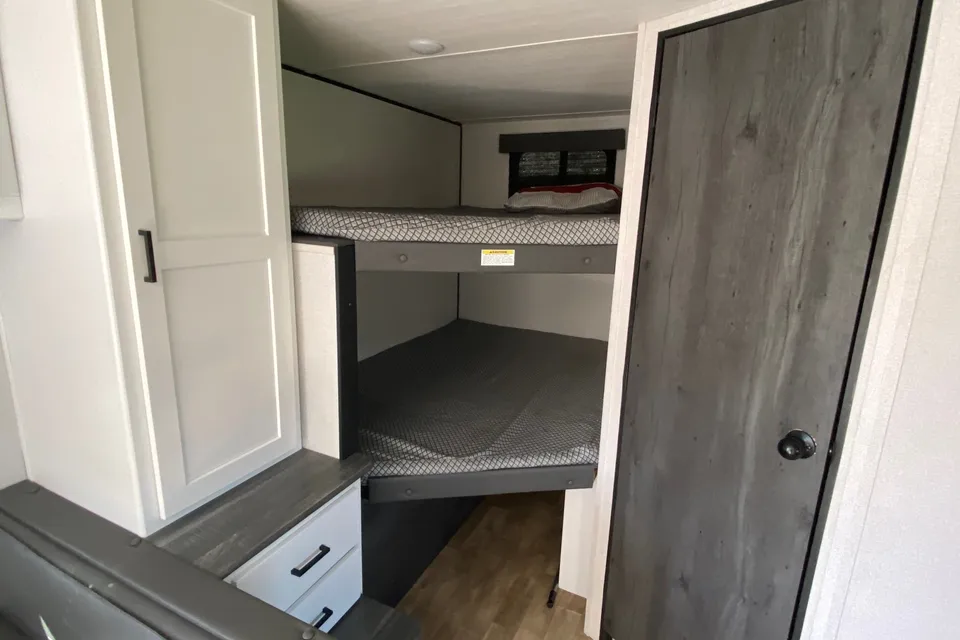 Scott's Keystone 25bhs Travel Trailer