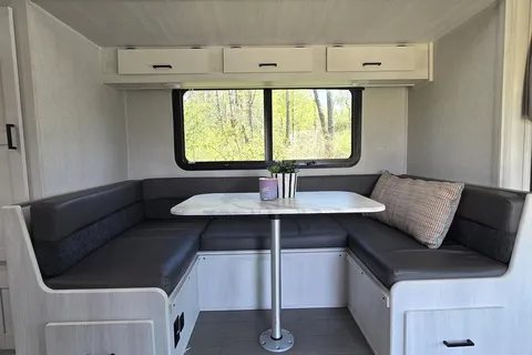 2023 EAST TO WEST Entrada M-Class 24FM