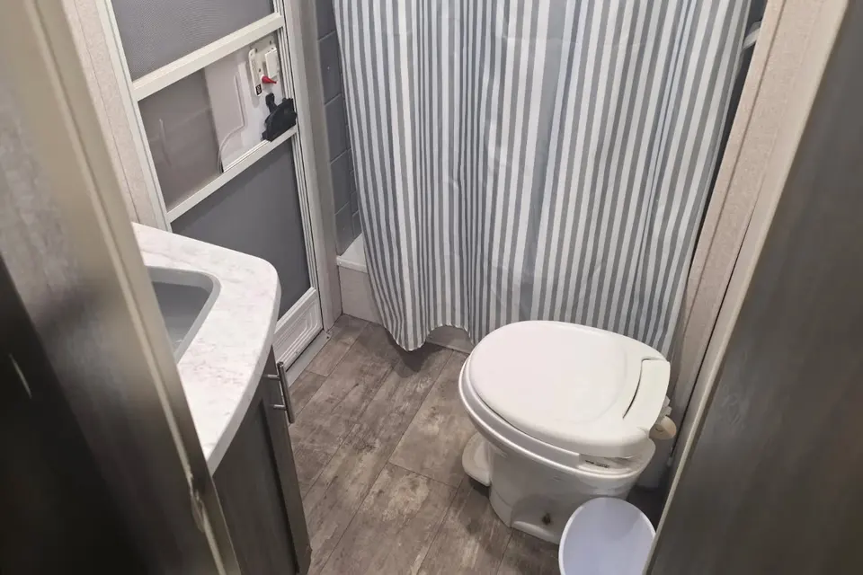 Jeremy's Shasta 26DB Travel Trailer