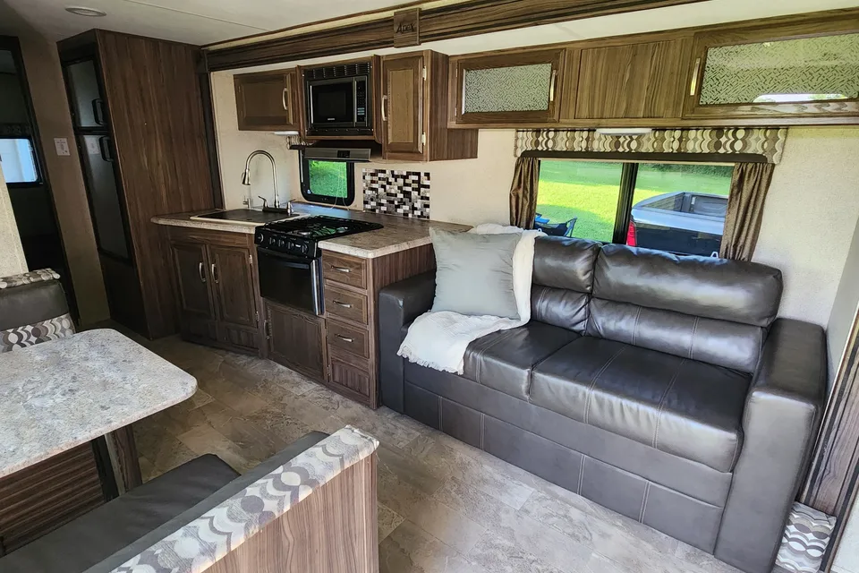 Fully Stocked CLEAN 34' Bunkhouse 2018 Coachmen Apex