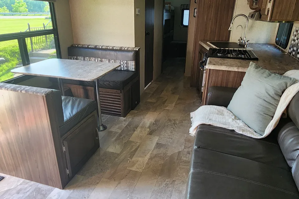 Fully Stocked CLEAN 34' Bunkhouse 2018 Coachmen Apex