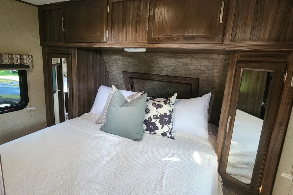 Fully Stocked CLEAN 34' Bunkhouse 2018 Coachmen Apex